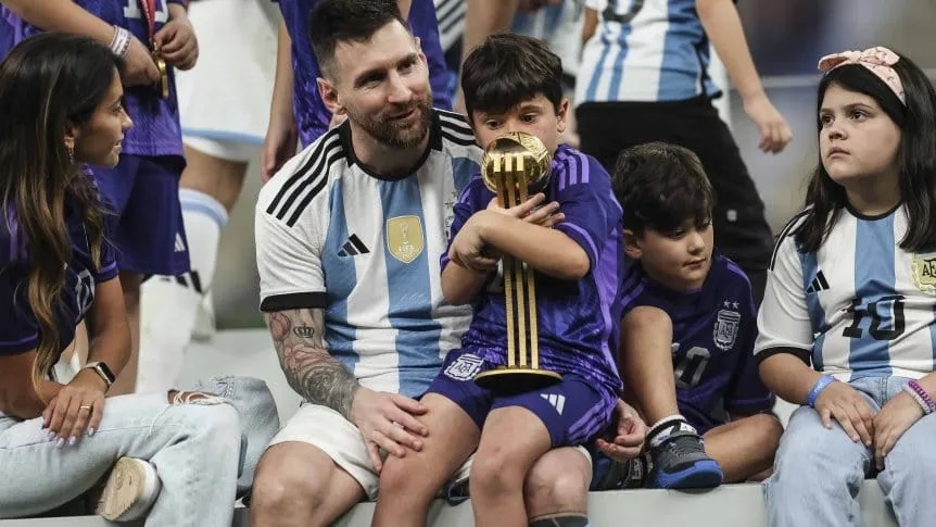 El relato que hizo llorar a Messi y Antonela y su mensaje en la radio