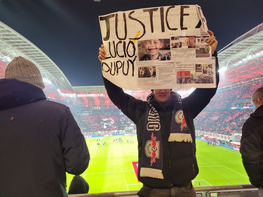 En pleno partido de fútbol en Alemania, alzaron carteles pidiendo justicia por Lucio Dupuy
