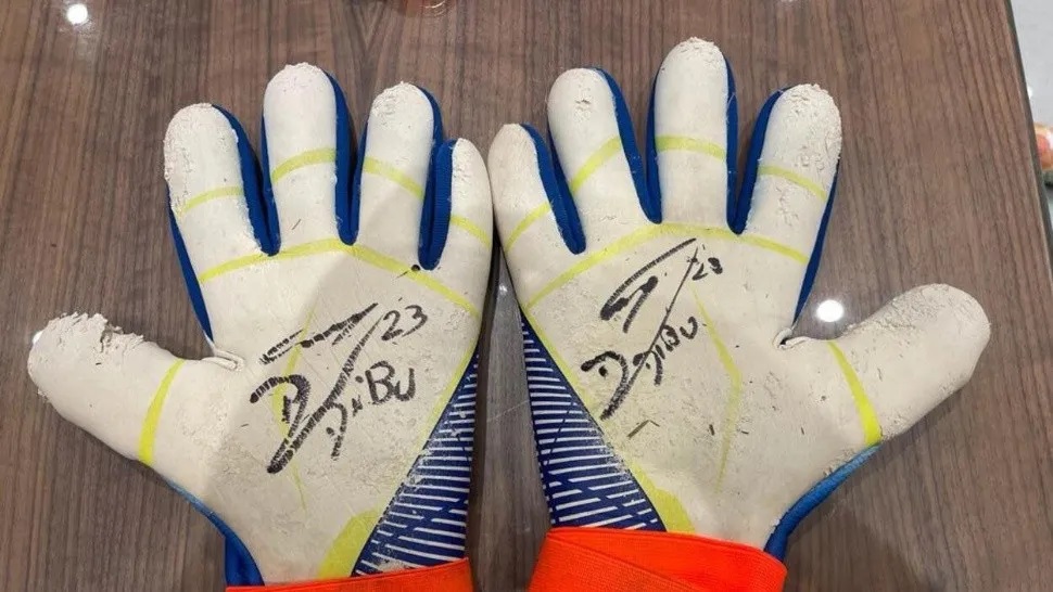 Dibu Martínez subasta los guantes que usó en Mundial Qatar 2022: cómo participar