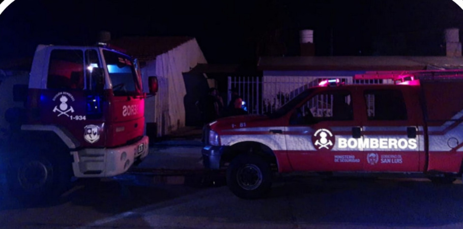 San Luis: Bomberos de la Policía sofocaron un incendio en una vivienda
