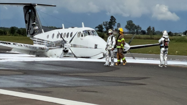SALTA: un avión tocó tierra sin su tren de aterrizaje