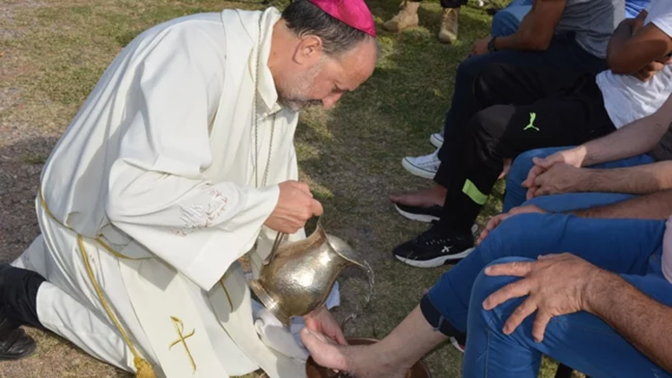 El obispo Gabriel Barba lavó los pies de 12 presos