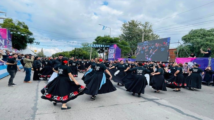 SAN LUIS: “Sueños del Arte” y las agrupaciones gauchas brillaron en la avenida Lafinur