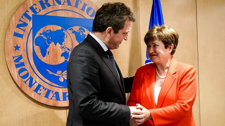 ECONOMÍA – Con las reservas en rojo, el acuerdo con el FMI se dilata y el Gobierno debe pagar US$2700 millones