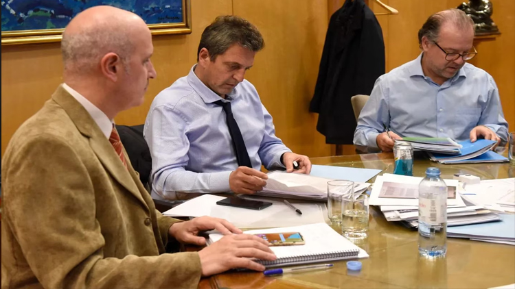 ECONOMÍA: El Gobierno se queda sin margen para aumentar el gasto y busca opciones para frenar el efecto de la inflación