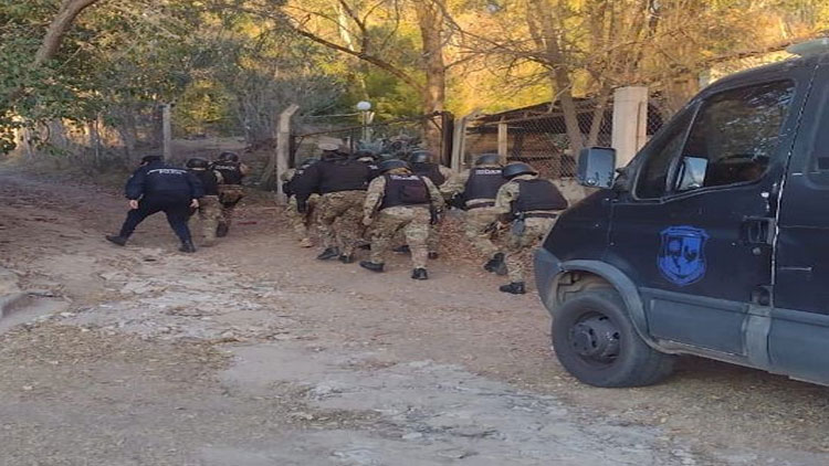 EL TRAPICHE: La Policía realizó un allanamiento y recuperó bienes sustraídos y hay cuatro demorados