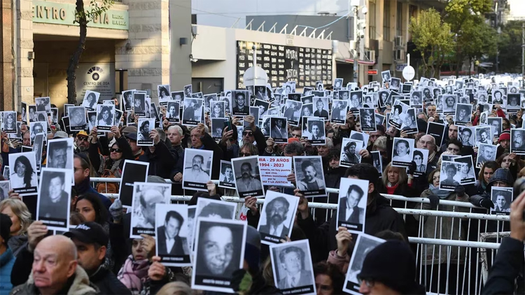ACTO POR ATAQUE A LA AMIA: hubo casi nula presencia del Gobierno y asistieron varios candidatos de la oposición