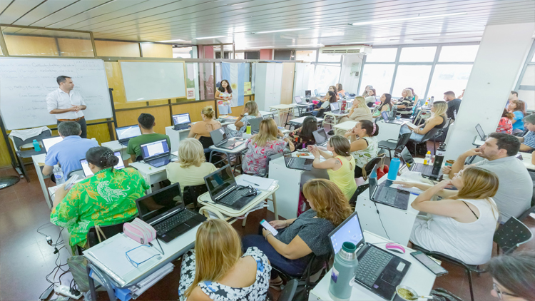 ULP: Miles de adultos eligen terminar el secundario en las Escuelas Públicas Digitales