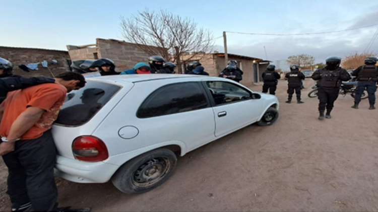 SAN LUIS: Tres detenidos. Un arma de fuego secuestrada