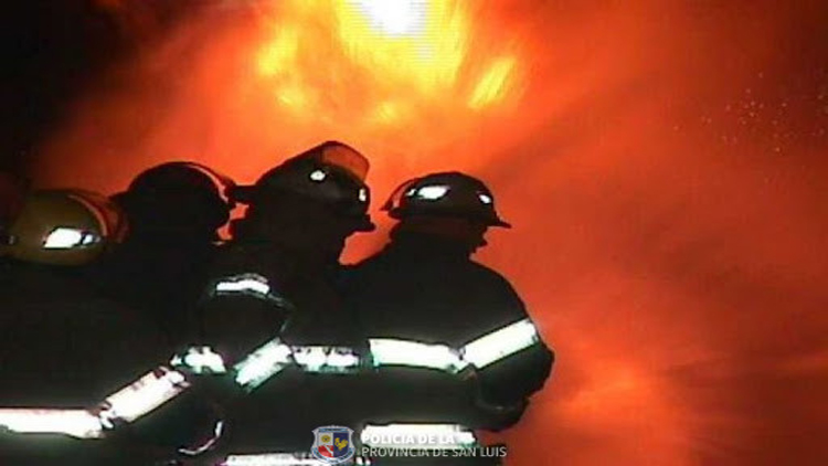 SAN LUIS: Bomberos de la Policía sofocaron un incendio en un taller de motos