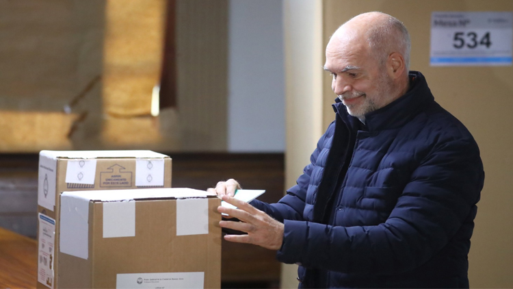 Rodríguez Larreta votó en la Facultad de Derecho y convocó a los argentinos a que participen de la elección: “Con el voto se vuelve a fortalecer la democracia”