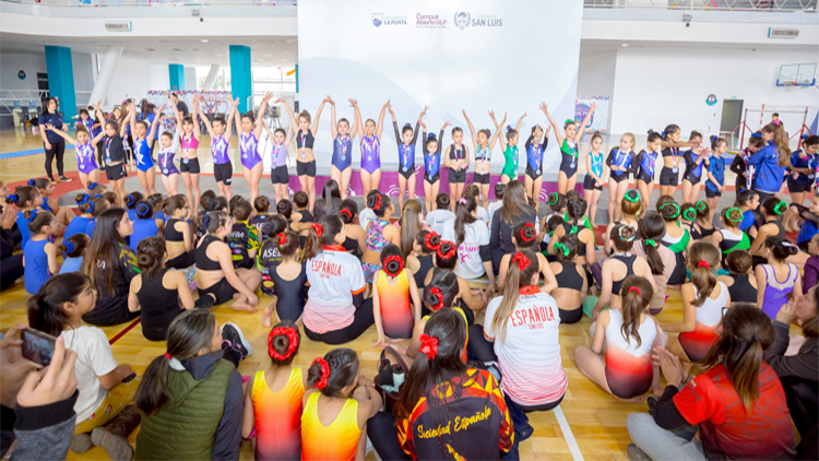 DEPORTES: Más de 120 pequeñas gimnastas brillaron en la ULP