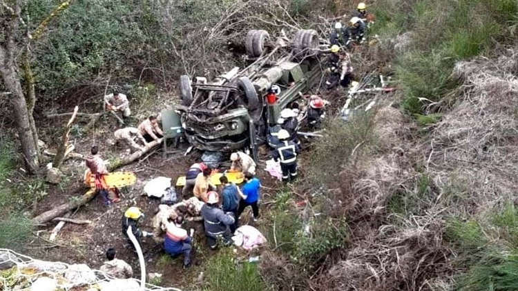 NEUQUÉN: Desbarrancó un camión del Ejército – Investigan si el camión del Ejército Argentino tuvo una falla mecánica