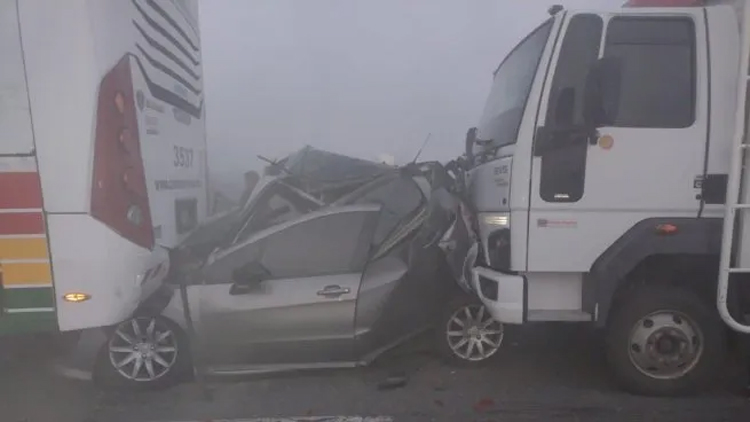 TRAGEDIA EN ZÁRATE: Dos personas murieron luego de que su auto quedara atrapado entre un camión y un colectivo
