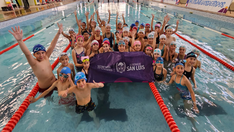 DEPORTES: Más de 100 niñas y niños participaron del encuentro de natación en Concarán