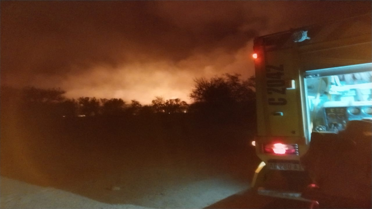 LA TOMA: Bomberos sofocaron el incendio en un campo