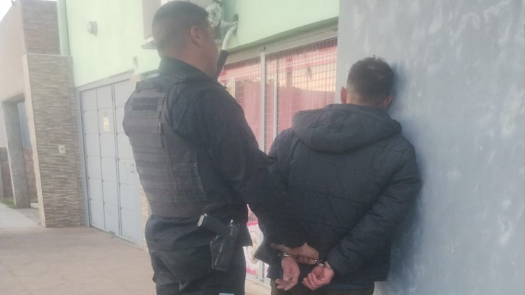SAN LUIS: Aprehendieron a un hombre que sustrajo prendas de vestir de un comercio