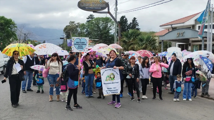 MERLO: Desfilaron los “Paraguas por la Paz”