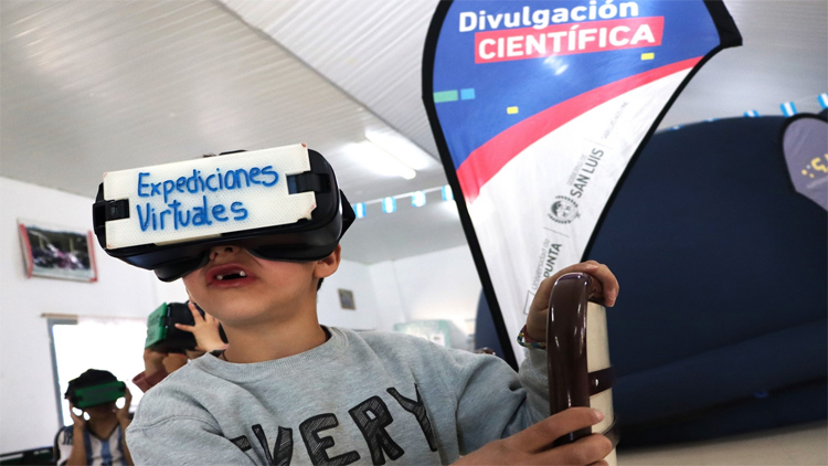 EDUCACIÓN: Los chicos de Río Grande vieron las estrellas con el Planetario Móvil