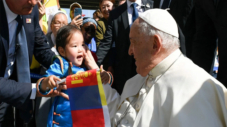 INTERNACIONALES: El papa Francisco terminó su viaje a Mongolia con guiños a China y la visita del embajador argentino en Beijing