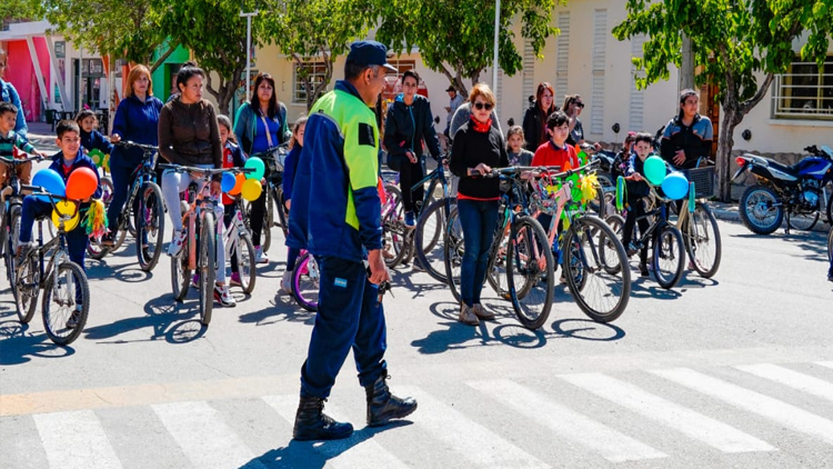 QUINES: La Dirección General de Policía Caminera y Seguridad Vial, brindó una capacitación en “concientización de la seguridad vial, del día del camino y la educación vial”
