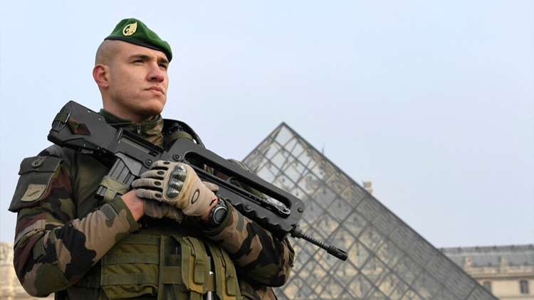 FRANCIA: Evacuaron el museo del Louvre de París por temor a un atentado