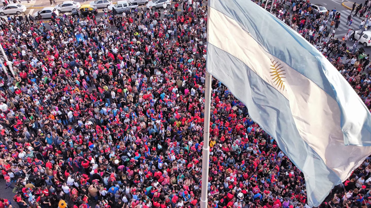 BUENOS AIRES: La multitudinaria convocatoria de “Spidermans” en el Obelisco consiguió batir un récord Guinness