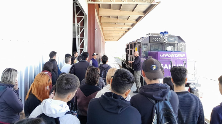 EDUCACIÓN: Estudiantes de la UNViMe visitaron la ZAL en el día del Logístico