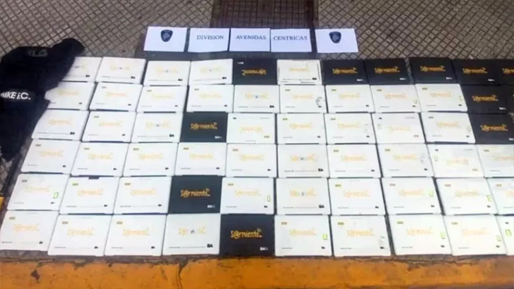 BUENOS AIRES: Detuvieron a cinco adolescentes que robaron 142 netbooks en una escuela de San Telmo