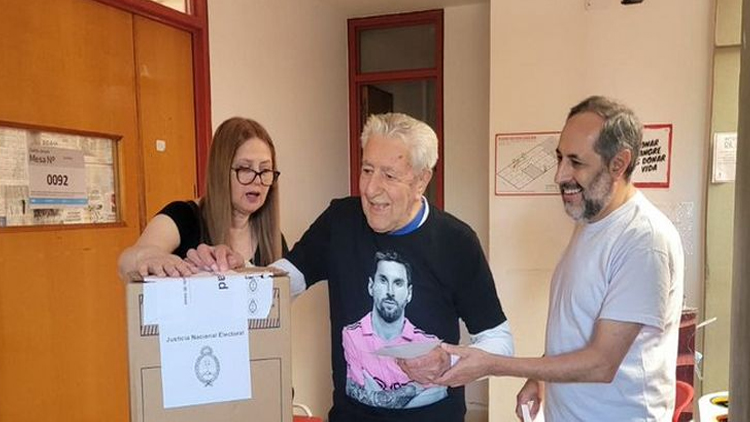 BALOTAJE 2023: Un hombre de 103 años votó en La Plata: “Vivir en democracia está de 10 para 11”