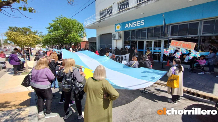 San Luis: Ante la falta de respuesta, docentes jubilados volvieron a reclamar por el 82% móvil