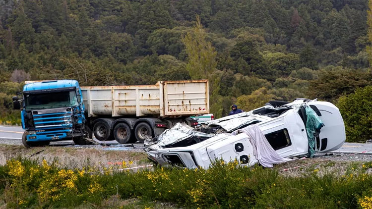 TRAGEDIA EN LA RUTA HACIA LOS SIETE LAGOS: seis turistas murieron al chocar su combi de frente contra un camión