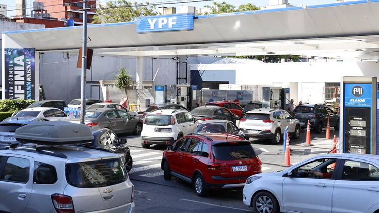 ECONOMÍA: Aumenta la nafta – YPF subió hasta 30%, mientras que Shell y Puma, 15% en promedio