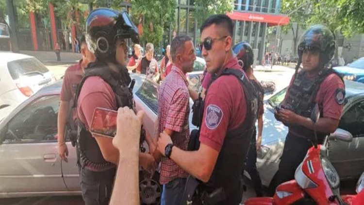 SEGURIDAD: Detuvieron al hombre que le tiró un botellazo a Javier Milei.