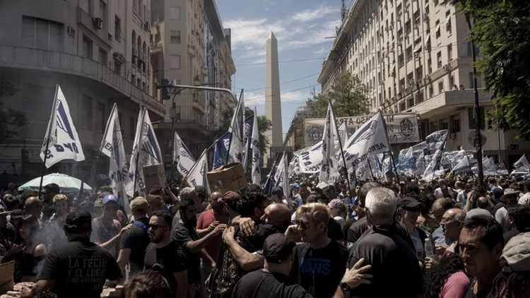 POLÍTICA: Argentina comienza a aplicar las más de 300 reformas de Milei que abren la puerta al desguace del Estado