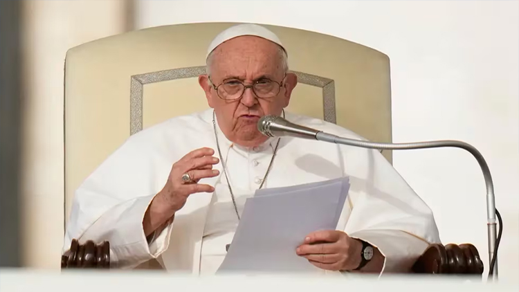 El Vaticano autorizó la bendición de parejas del mismo sexo, siempre que no imiten el rito del matrimonio