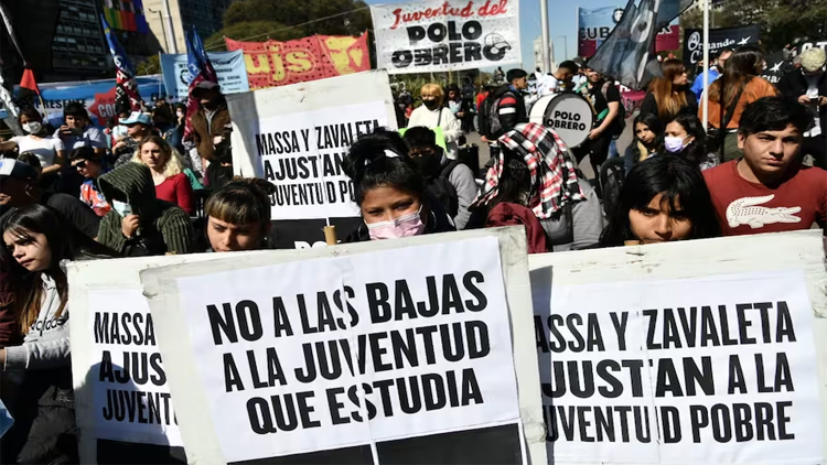 POLÍTICA: El Gobierno se prepara para dar de baja más de 150.000 planes sociales de beneficiarios que viajaron al exterior