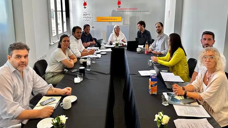 POLÍTICA: Carrió reapareció con críticas al DNU de Milei y a la Ley Ómnibus – “Contiene una delegación de poderes inmensos y excepcionales que resultan inadmisibles”