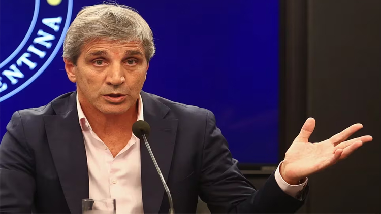 ECONOMÍA: Luis Caputo comprometió mayor superávit fiscal y acumulación de reservas para asegurarse el desembolso del FMI