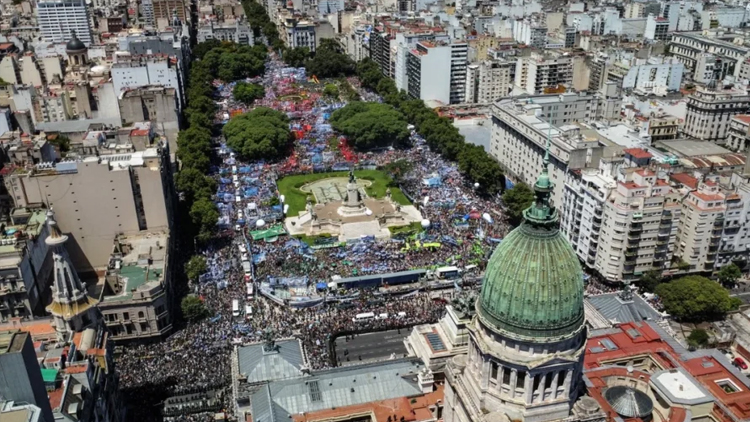 JUDICIALES: La Justicia suspende seis artículos del DNU