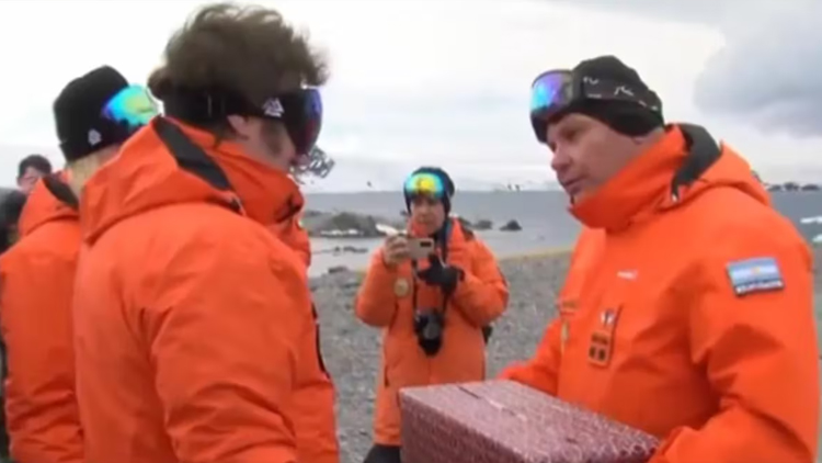 POLÍTICA: El simbólico regalo que le hizo el jefe de la Base Esperanza a Javier Milei – “Los mejores amigos del hombre”