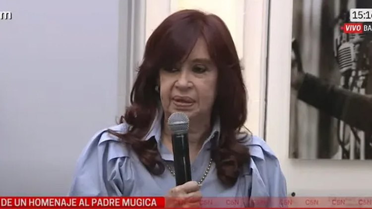 POLÍTICA: Cristina de Kirchner volvió a cargar contra Javier Milei: “En los 40 años de democracia no se vivió una situación similar”