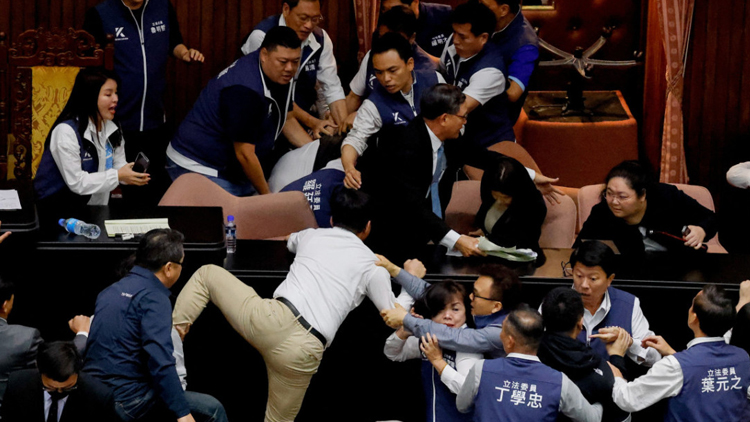 TAIWÁN: Escandalosa pelea en el Parlamento – Trompadas, empujones y hasta robos entre legisladores