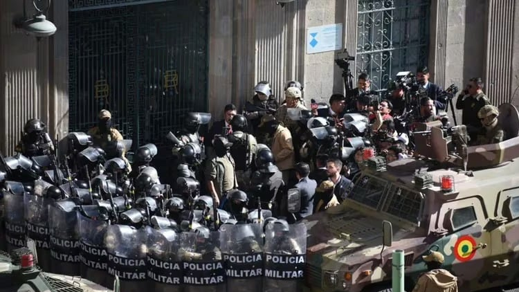 BOLIVIA: Levantamiento militar en Bolivia – el Gobierno retomó el control en La Paz tras las amenazas del jefe del Ejército