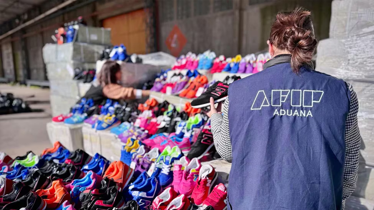 ECONOMÍA: El Gobierno eliminó controles aduaneros para la indumentaria y el calzado