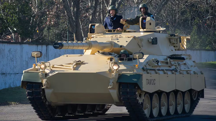 POLÍTICA: Luis Petri presentó los tanques que se incorporan al Ejército y estarán en el desfile del 9 de Julio