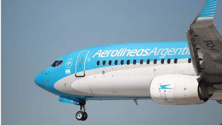 POLÍTICA: Echaron a tres pilotos de Aerolíneas por negarse a operar un avión para no avalar “el achique” de la empresa