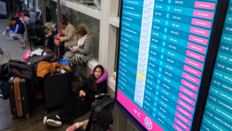 POLÍTICA: Los gremios aeronáuticos se niegan a garantizar servicios mínimos en los paros: “Es arbitrario e ilegal”