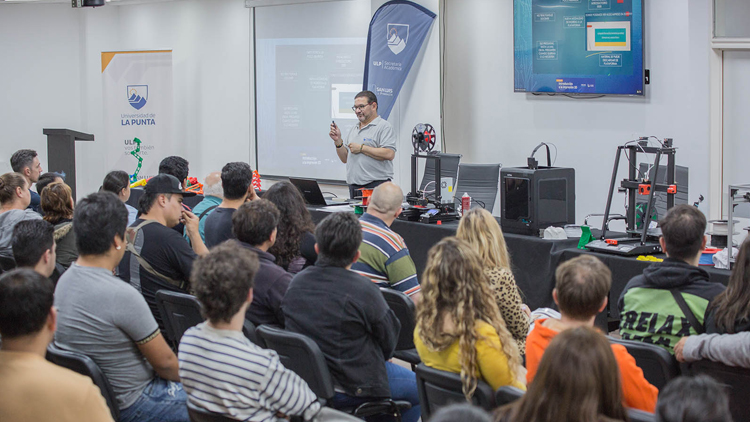 EDUCACIÓN: El taller de Impresión 3D reunió a 130 alumnos y emprendedores