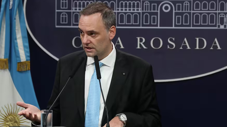 POLÍTICA: El Gobierno anunció que se podrá cobrar a los extranjeros la educación universitaria y la salud